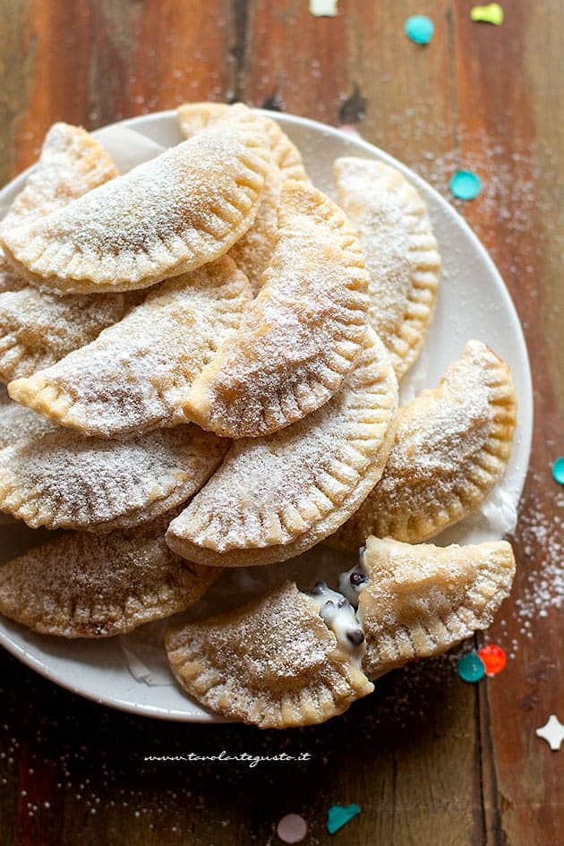 Ravioli Dolci Di Carnevale Ricotta E Gocce Di Cioccolato Fritti O Al Forno