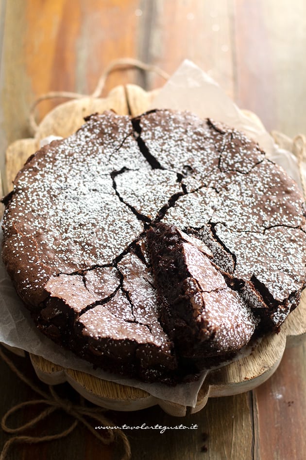 Torta al cioccolato fondente (morbida e cremosa) Torta al cioccolato