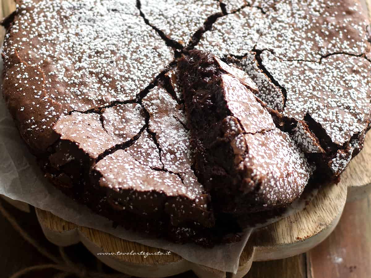 Torta al cioccolato fondente (morbida e cremosa) Ricetta veloce e facile!