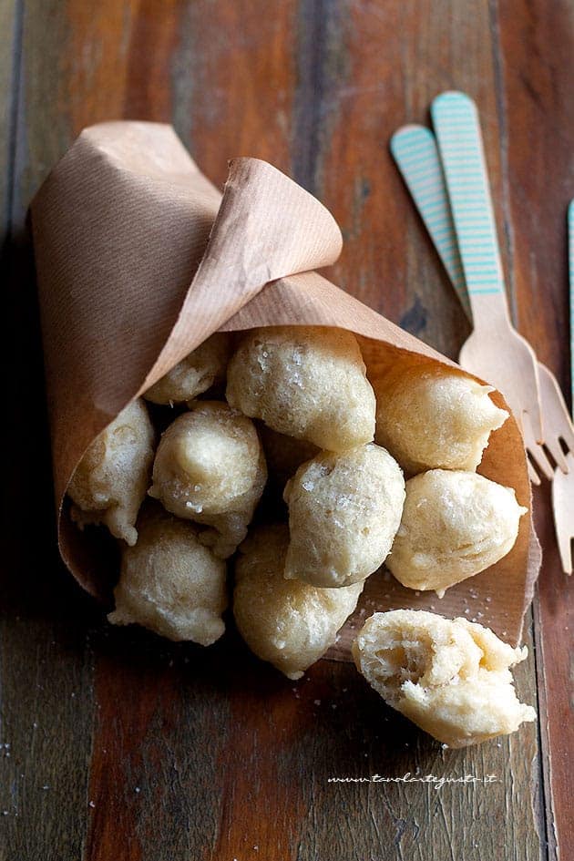 Zeppole Di Natale.Zeppole Di Pasta Cresciuta Le Frittelle Napoletane Salate Ricetta Originale