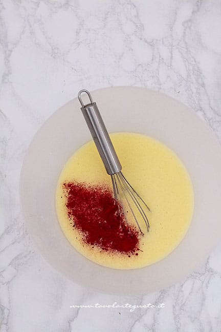 aggiungere il colorante rosso -Ricetta Cuore Red Velvet - Ricetta di Tavolartegusto