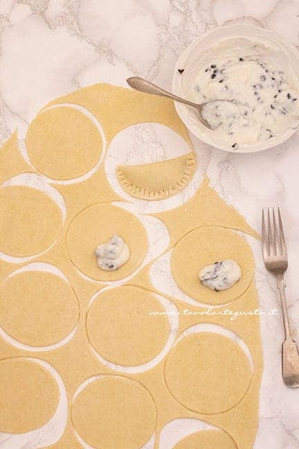 aggiungere il ripieno di ricotta e gocce di cioccolato - Ricetta ravioli dolci