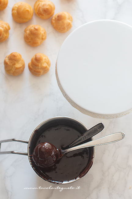 copertura profitterol con glassa al cioccolato - Ricetta Profitterol