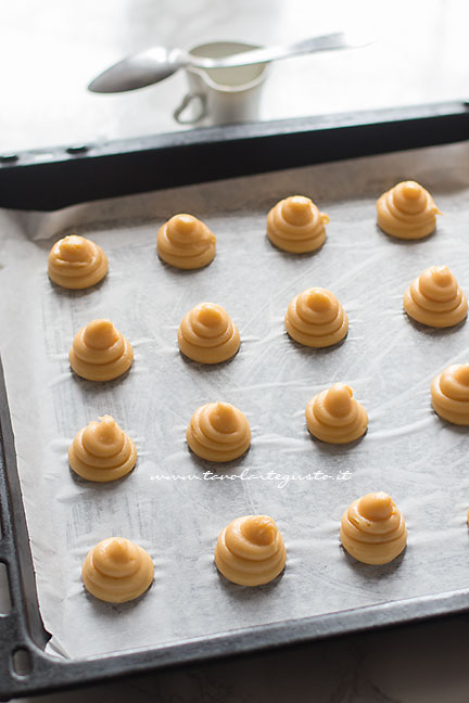 fare i bignè di pasta choux - Ricetta Profitterol - Ricetta di Tavolartegusto