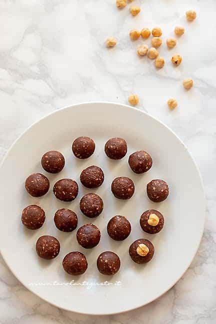 formare le palline e aggiungere nocciola - Ricetta Baci Perugina