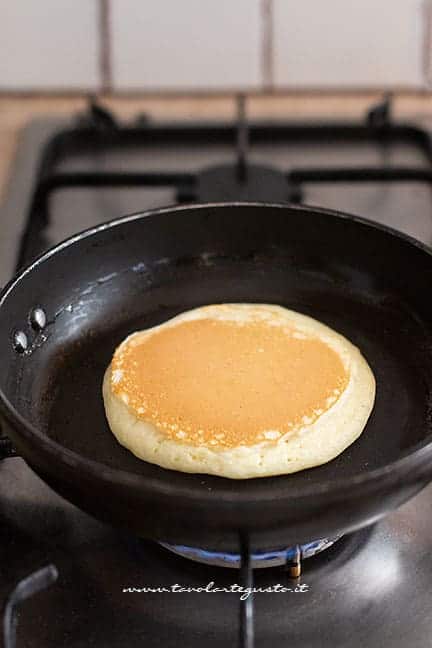 girare i pancake in padella -Ricetta Pancake