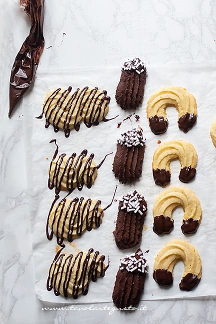 glassare i biscotti di frolla montata - Ricetta Pasta frolla montata