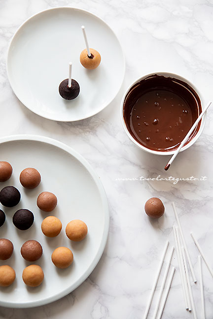 infilzare i bastoncini - Ricetta Cake pops