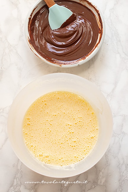 montare uova e zucchero - Ricetta Torta al cioccolato fondente