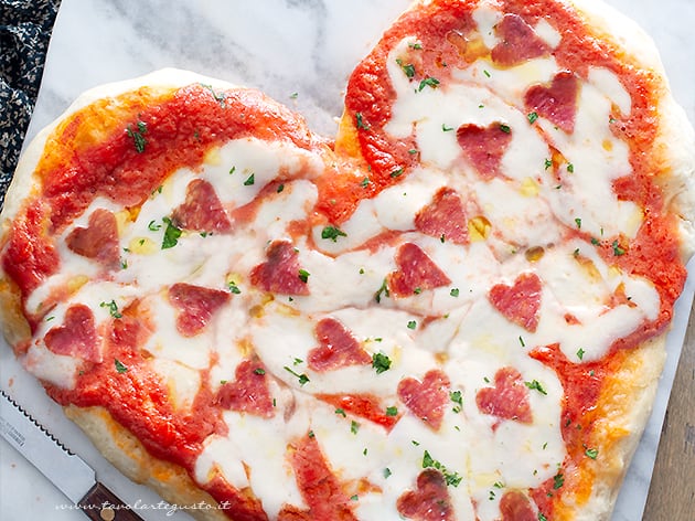 pizza a forma di cuore - Ricetta Pizza a cuore- - Ricetta di Tavolartegusto