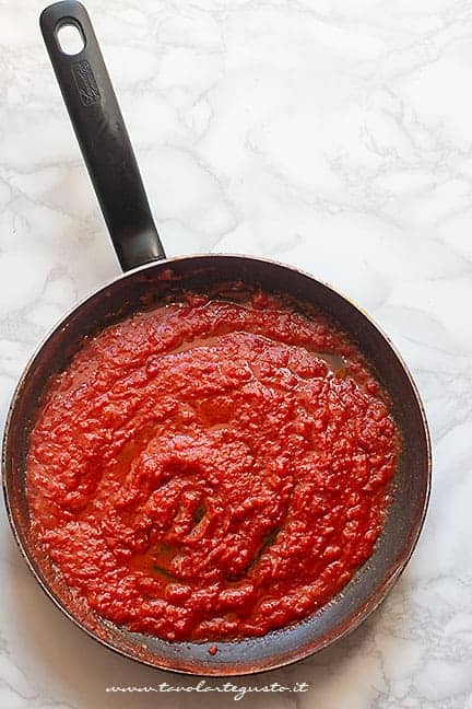 preparare il sugo - Ricetta Manfredi con la Ricotta