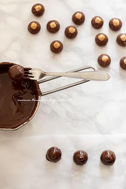 ricoprire i baci perugina di cioccolato fondente -Ricetta Baci Perugina