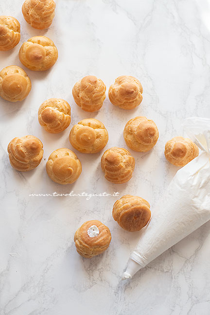 riempire i bignè con la panna - Ricetta Profitterol