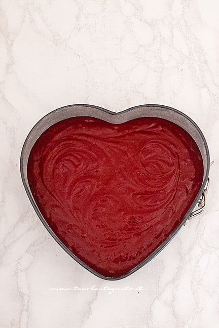 versare impasto nello stampo a forma di cuore - Ricetta Cuore Red Velvet