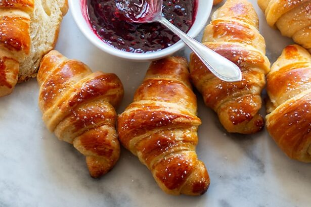 Cornetti fatti in casa soffici e sfogliati - Ricetta Cornetti- - Ricetta di Tavolartegusto