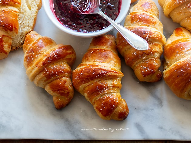 Cornetti fatti in casa come al Bar! Soffici e sfogliati (Ricetta facile  illustrata)