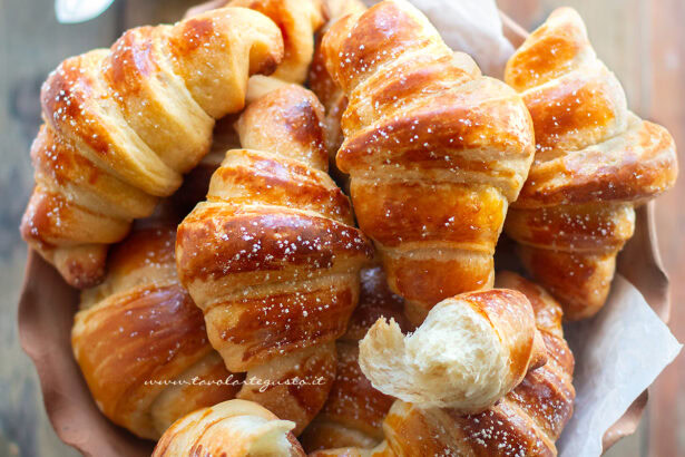 Cornetti fatti in casa soffici e sfogliati - Ricetta Cornetti