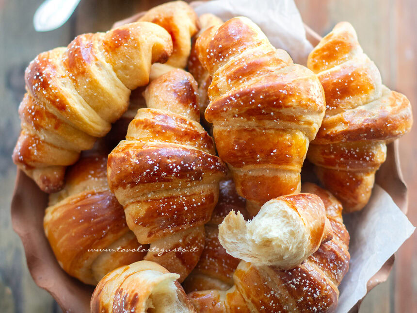 Cornetti fatti in casa soffici e sfogliati - Ricetta Cornetti