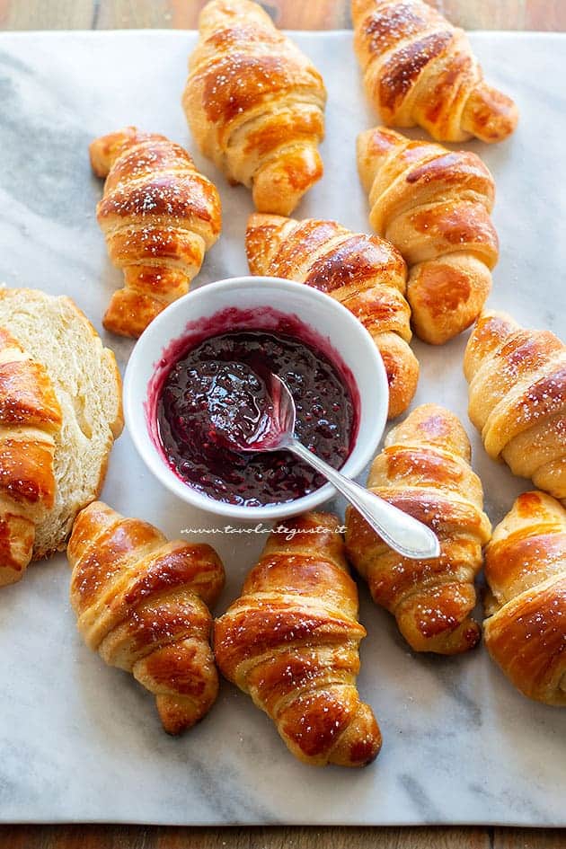 Cornetti Fatti In Casa Come Al Bar Soffici E Sfogliati Ricetta Facile Illustrata