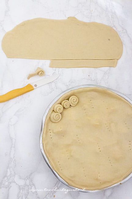 Ricoprire il rustico con la pasta matta - Ricetta Torta di carciofi