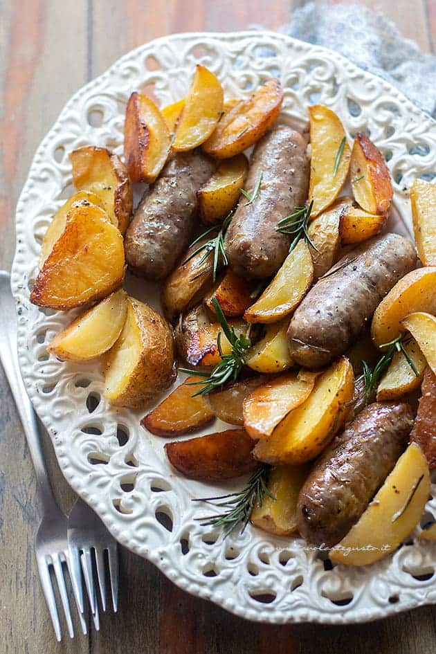 Salsiccia e patate al forno - Ricetta salsiccia e patate - Ricetta di Tavolartegusto