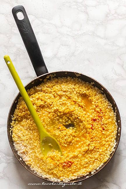 aggiungerlo lo zafferano al riso - Ricetta Risotto allo zafferano
