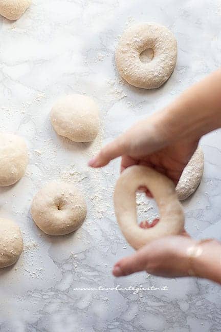 come dare la forma ai bagels - Ricetta Bagel
