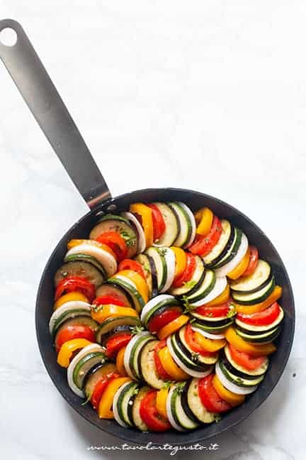 cuocere le verdure stufate in padella - Ricetta Ratatouille