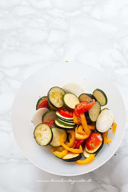 insaporire le verdure con erbe armoatiche - Ricetta Ratatouille - Ricetta di Tavolartegusto