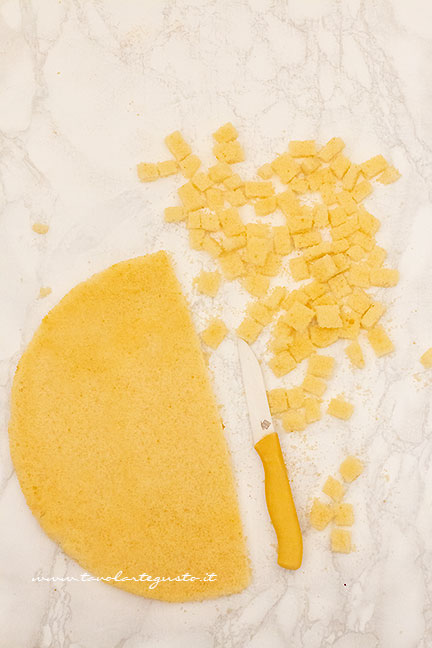 tagliare i pezzettini di pan di spagna - Ricetta Torta mimosa