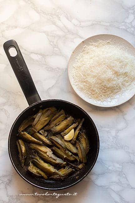 trifolare i carciofi in padella - Ricetta Pasta con carciofi