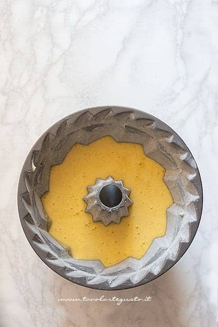 versare l'impasto nello stampo a ciambella - Ricetta Ciambellone al limone