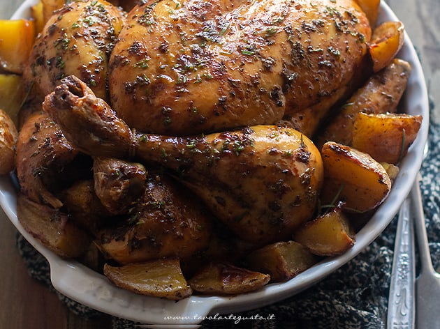 Pollo al forno - Pollo al forno con patate - Ricetta Pollo al forno-