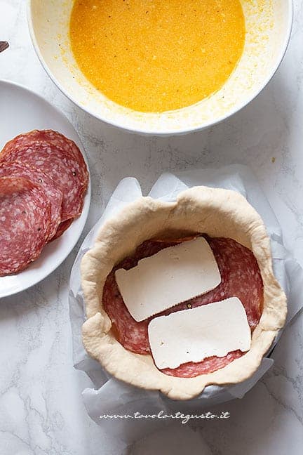 aggiungere gli strati di salumi e formaggi - Ricetta Pizza Chiena