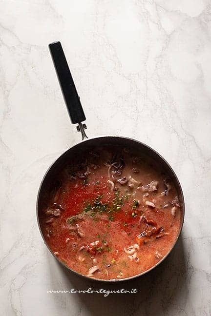 aggiungere il pomodoro - Pasta con calamari
