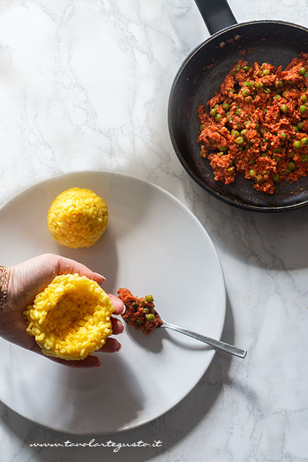 formare gli arancini - Ricetta Arancini di riso