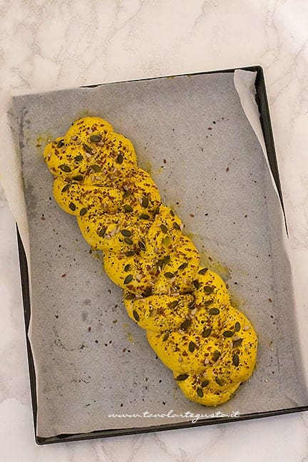 pennellare con uovo e semi -Ricetta Treccia salata