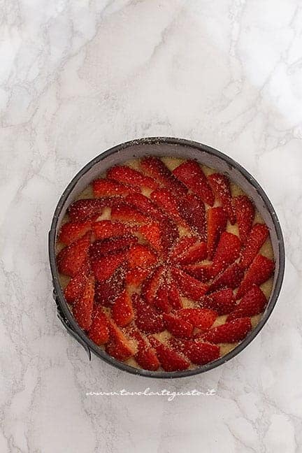 torta di fragole vegana pronta da infornare - Ricetta Torta di fragole vegan