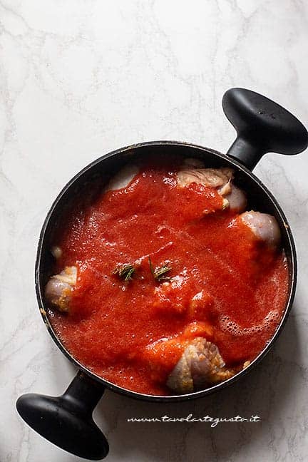 Aggiungere il pomodoro - Ricetta Pollo alla cacciatora