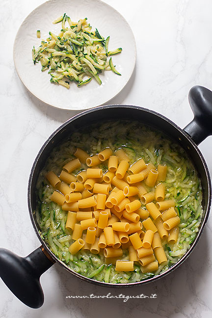 Aggiungere la pasta alle zucchine - Ricetta pasta con zucchine