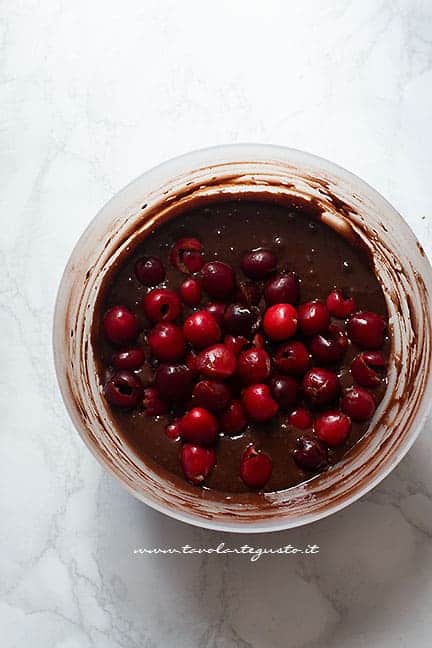 Aggiungere le ciliegie - Ricetta Torta cioccolato e ciliegie