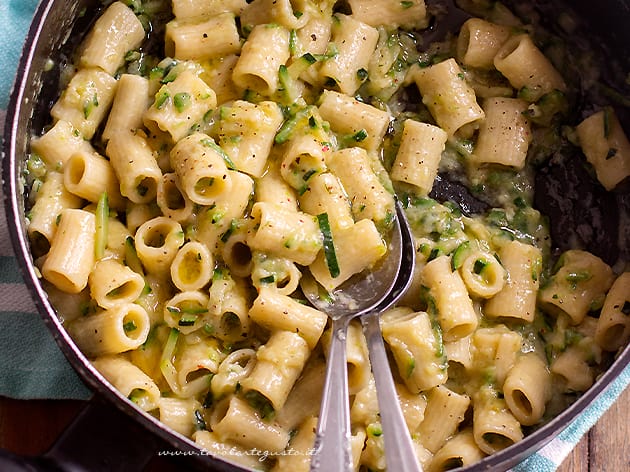 Pasta con zucchine - Ricetta Pasta e zucchine- - Ricetta di Tavolartegusto