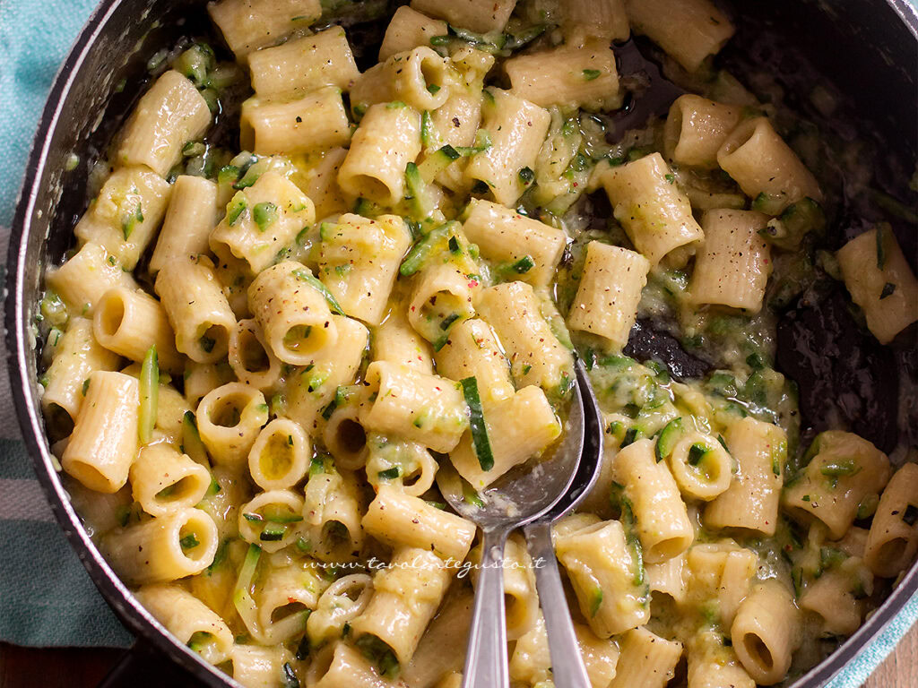 Pasta con zucchine cremosa e veloce - Ricetta di Tavolartegusto