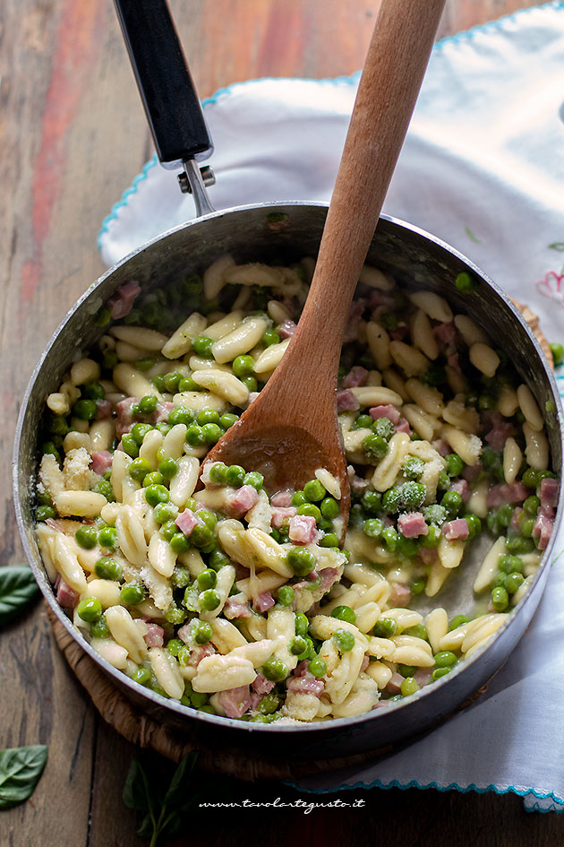 Pasta piselli prosciutto e provola