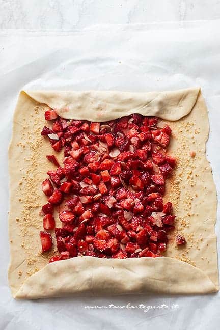 aggiungere il ripieno di fragole - Ricetta Strudel di fragole