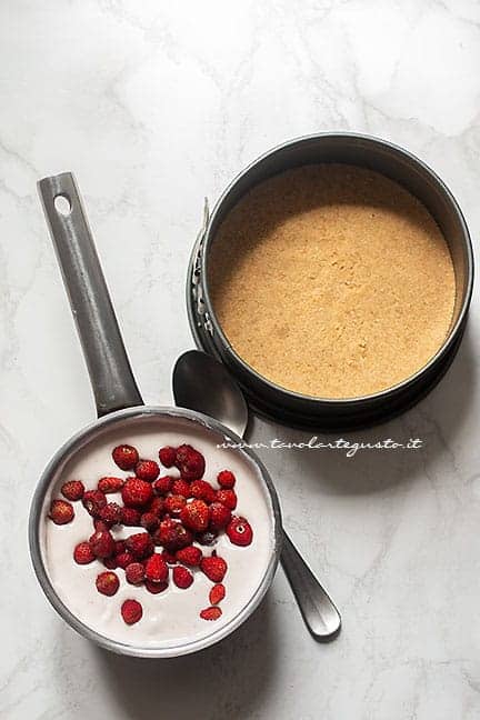 aggiungere le fragole alla crema di formaggio- Ricetta Cheesecake fredda