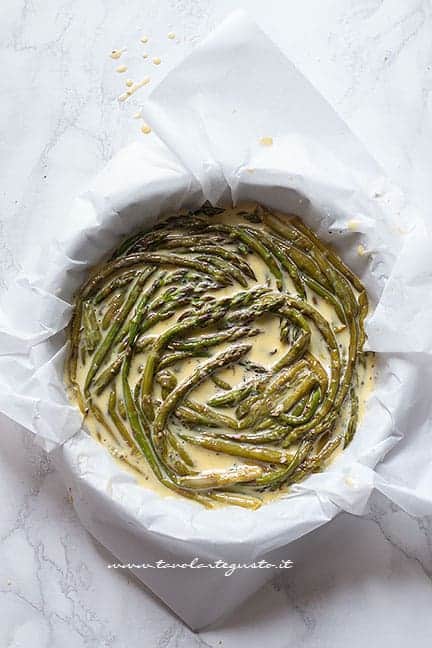 aggiungere le uova sugli asparagi -Ricetta Frittata di asparagi