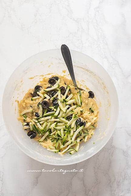 aggiungere le zucchine all'impasto - Ricetta Torta salata con zucchine