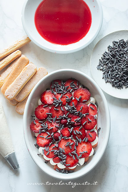 assemblare il tiramisù fragole e cioccolato