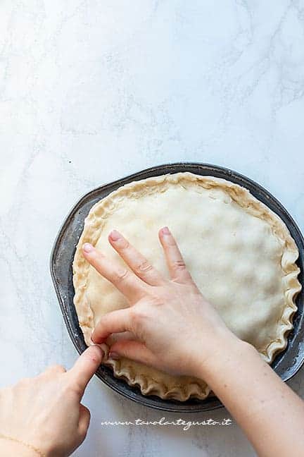 chiudere e fare lo smerlo della pie - Ricetta Cherry pie